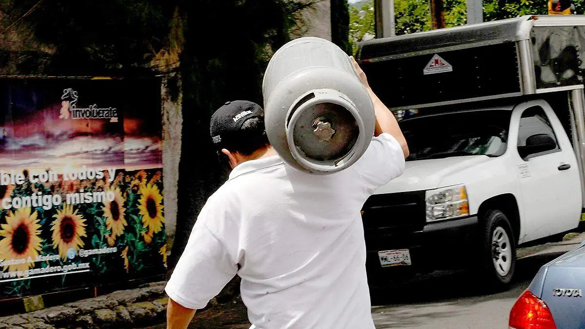 Hombre cargando cilindro de gas